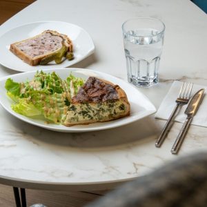 Pâté en croûte maison, croque-monsieur et part de quiche avec salade verte
