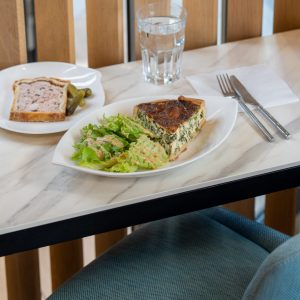 Sélection salée : pâté en croûte, quiche et croque-monsieur avec salade