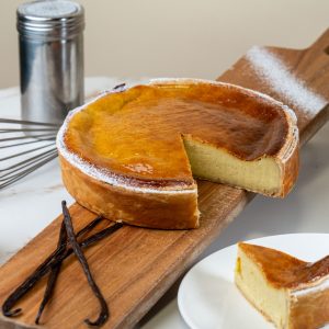 Flan Vanille avec une part servie dans une assiette