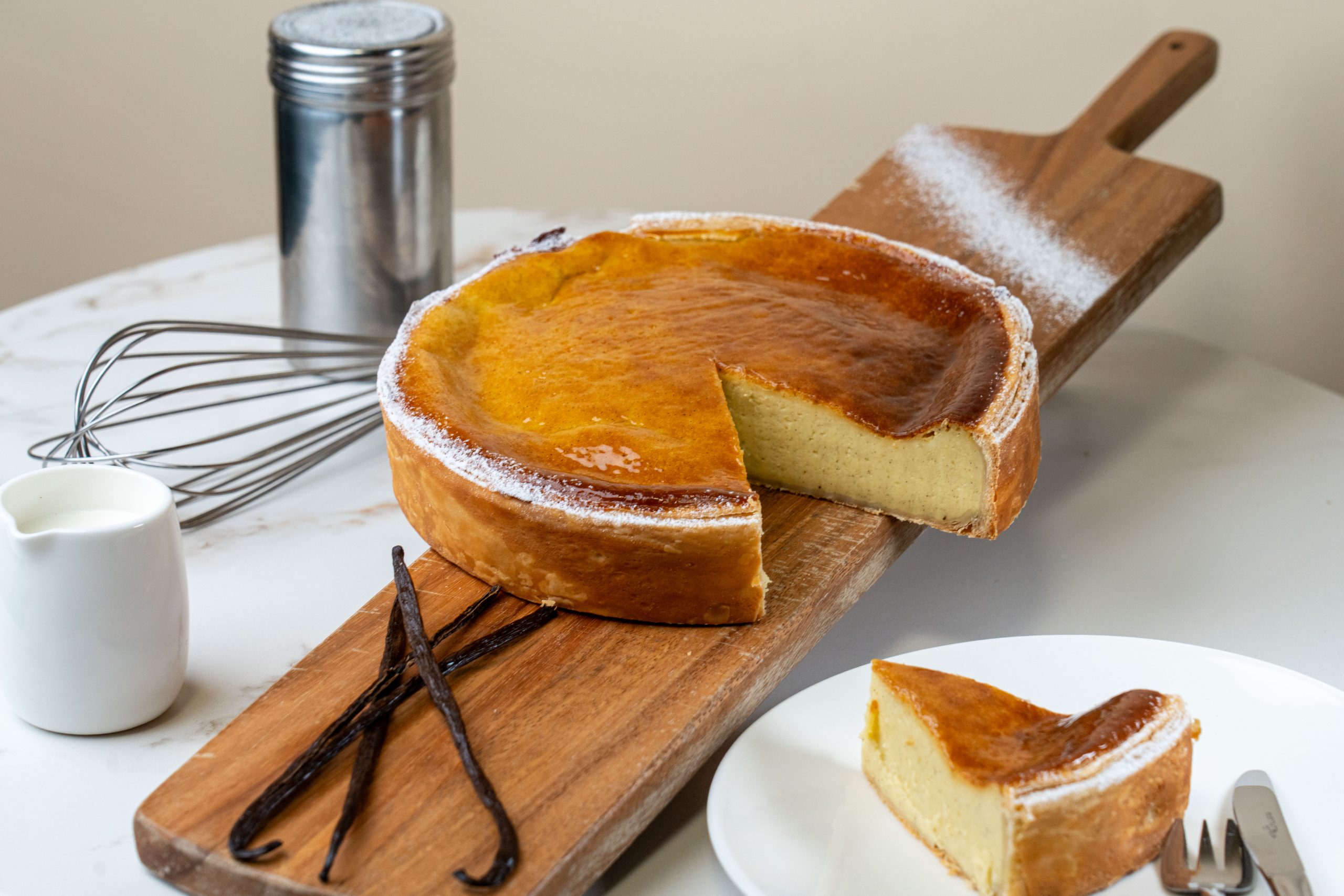 Flan Vanille avec une part servie dans une assiette