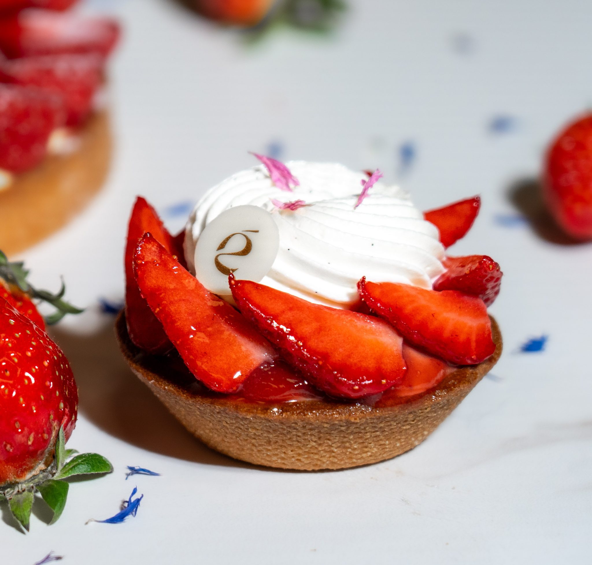 Tartelette aux fraises avec pâte sucrée et crème diplomate vanille
