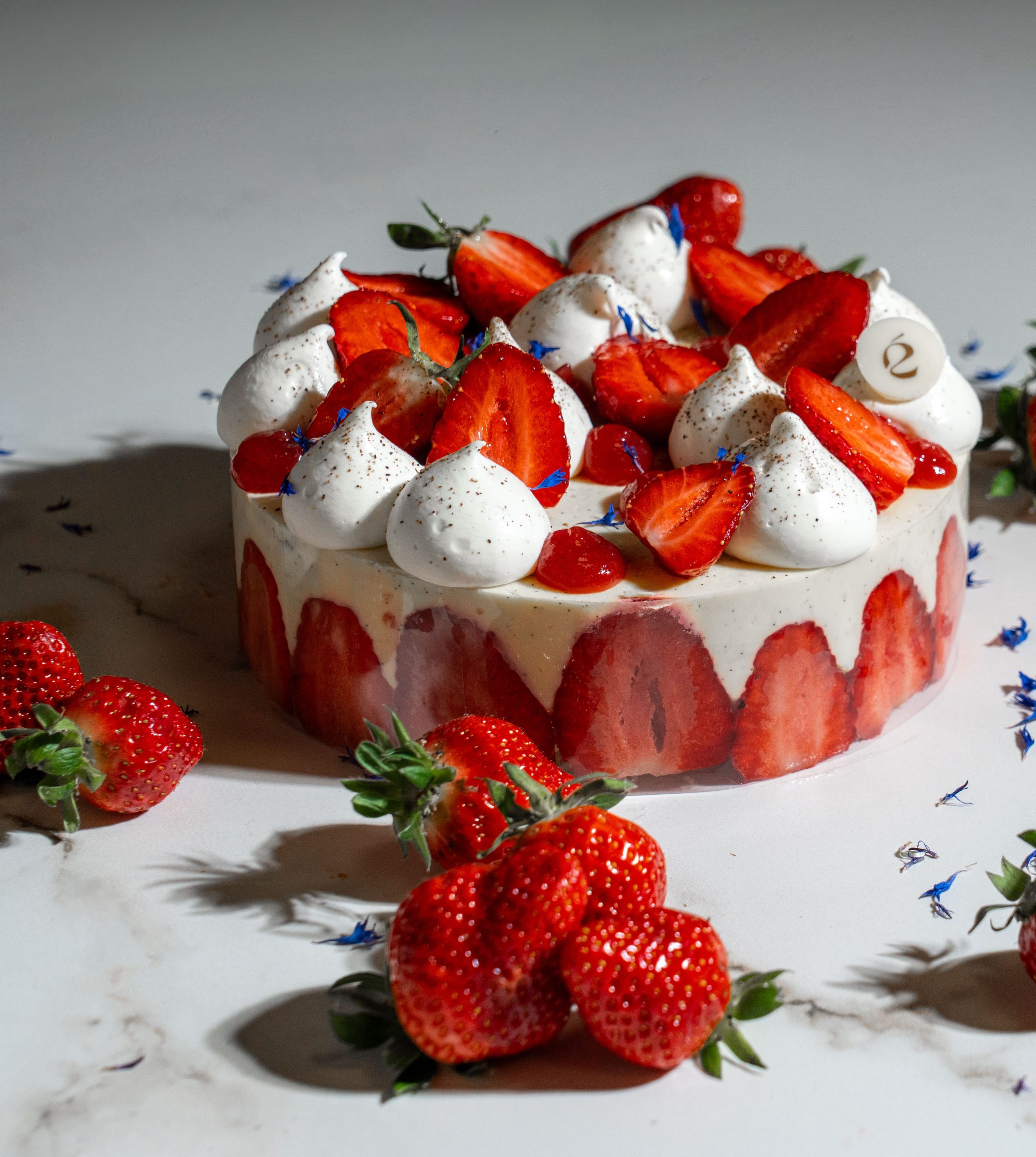 Fraisier à partager avec génoise, mousseline vanille et fraises fraîches