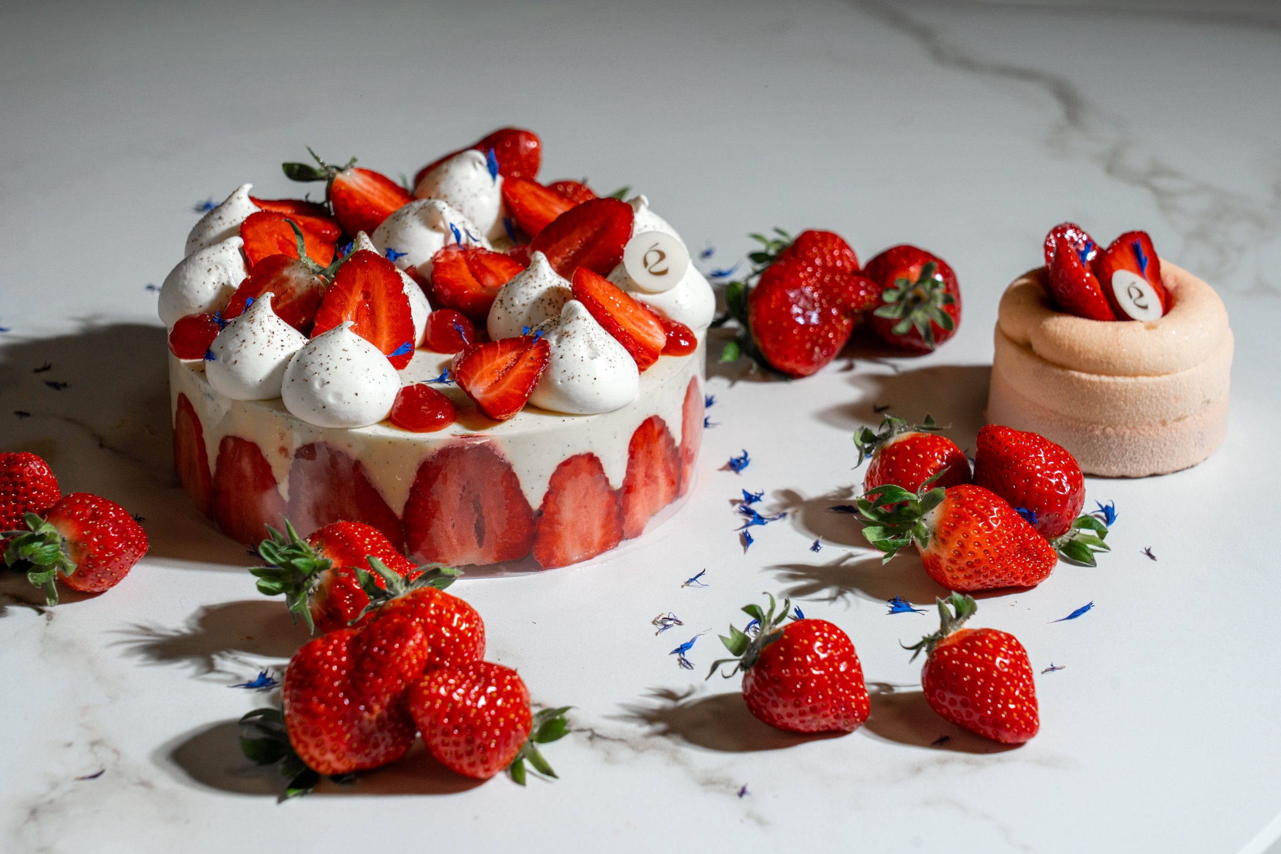 Fraisier individuel et fraisier à partager avec génoise, mousseline vanille et fraises fraîches