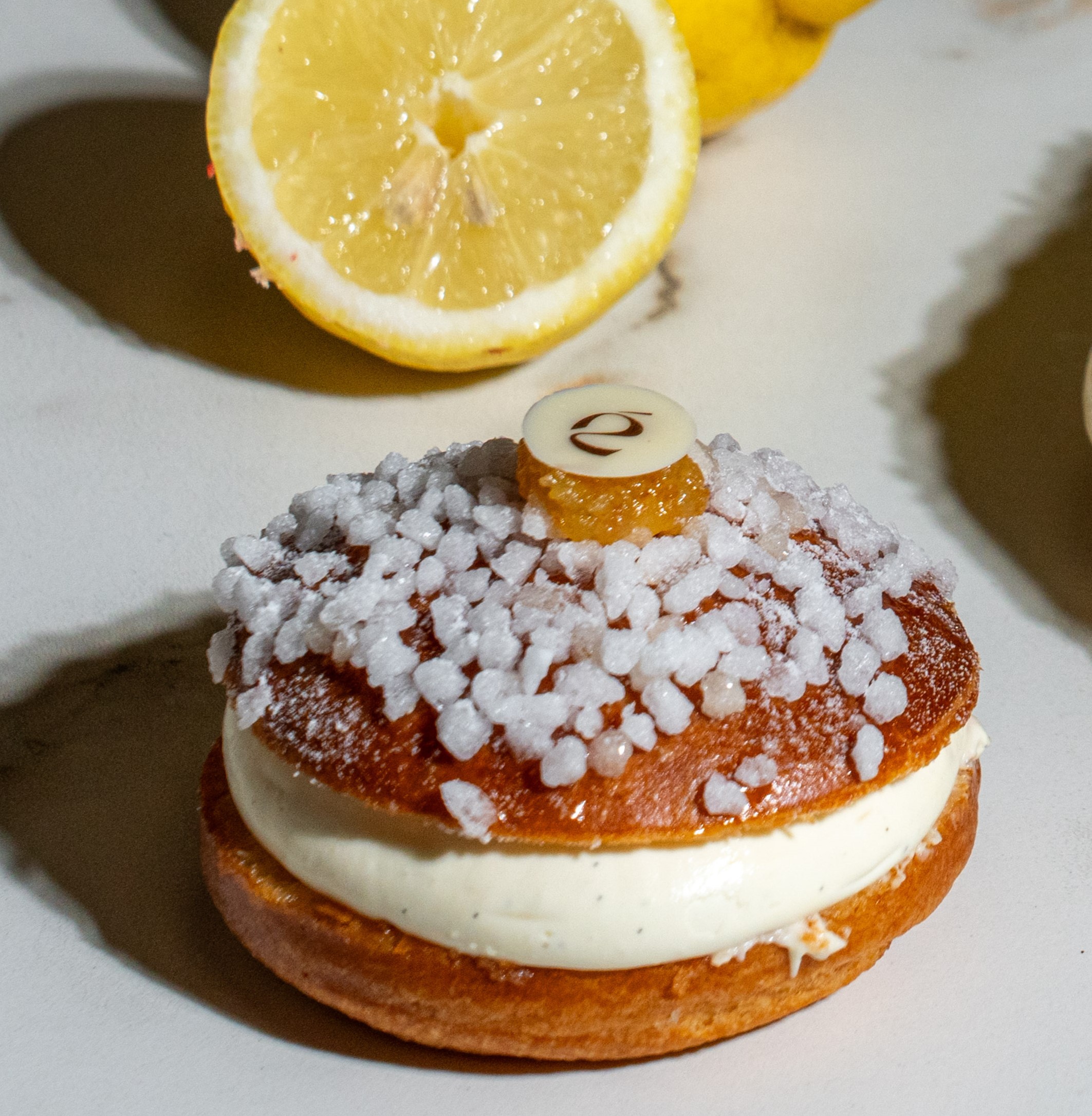 Trop’Aix individuel avec brioche, marmelade de citron et crème à la fleur d’oranger