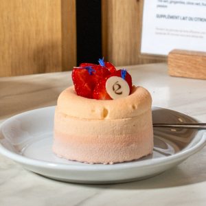 Fraisier avec génoise, mousseline vanille et fraises fraîches