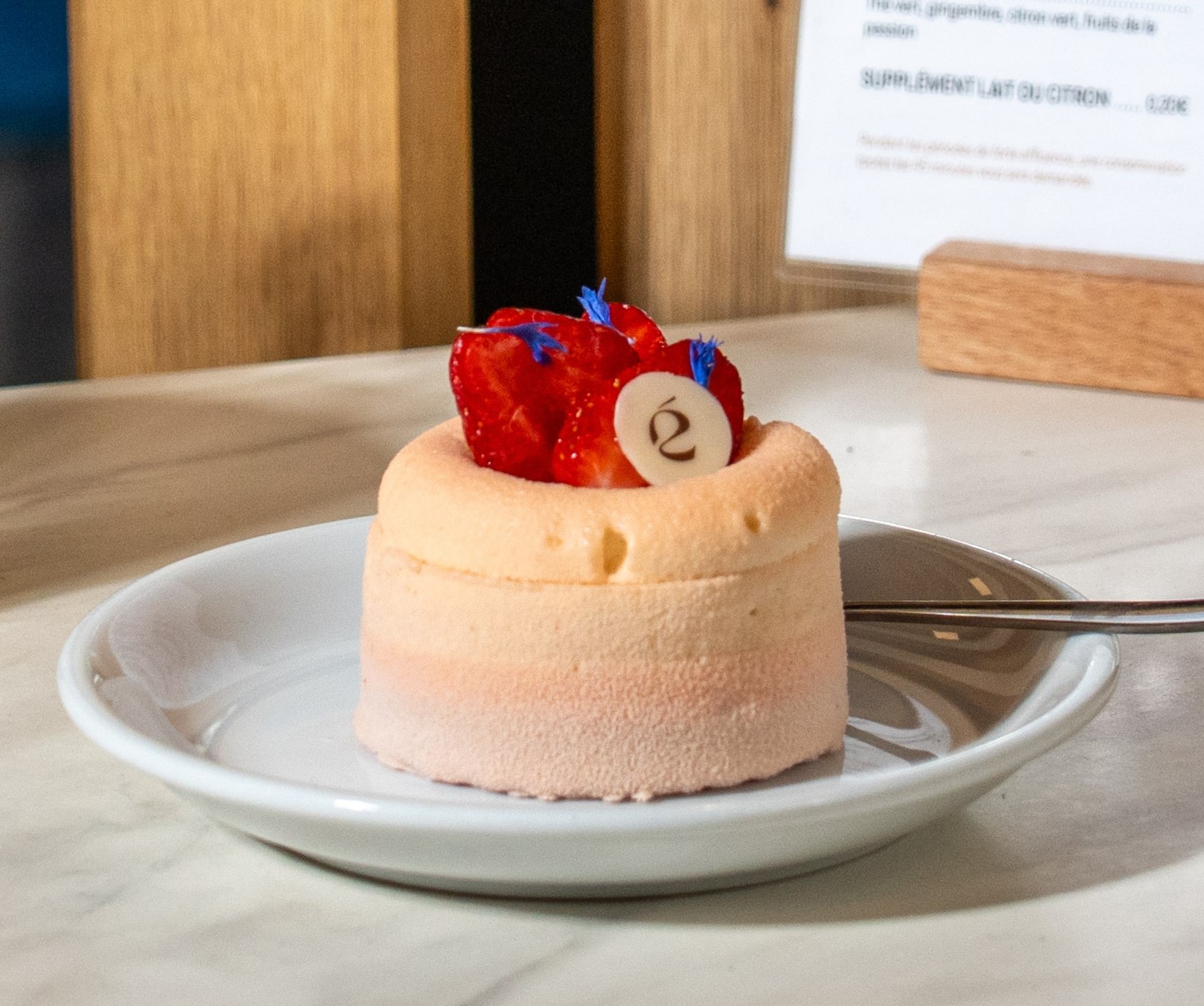 Fraisier avec génoise, mousseline vanille et fraises fraîches