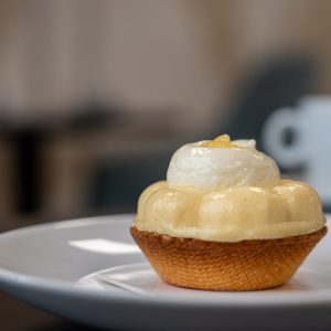 Tartelette individuelle au citron avec biscuit amande, confit citron et meringue italienne