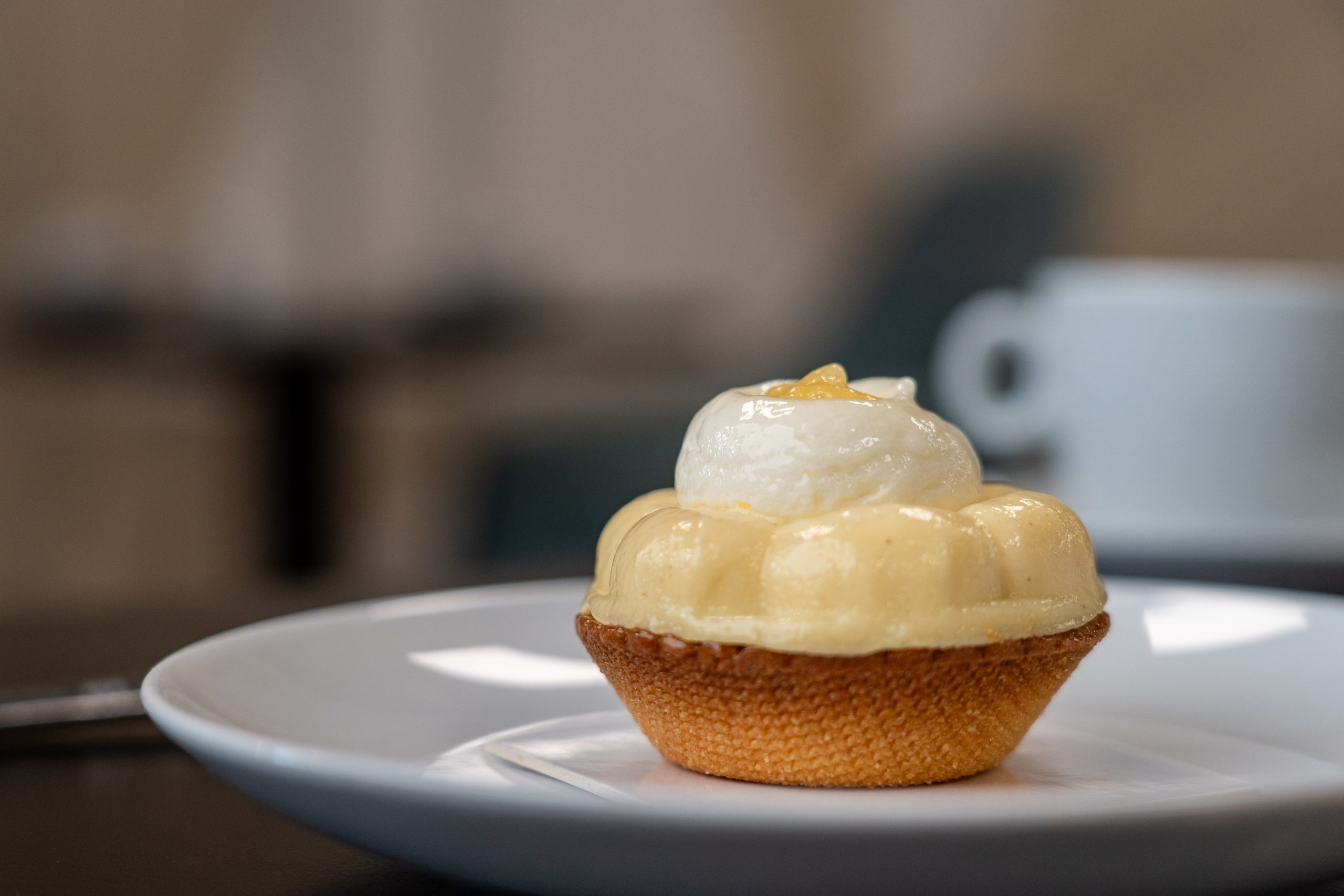 Tartelette individuelle au citron avec biscuit amande, confit citron et meringue italienne
