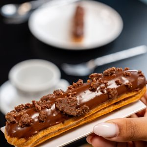 Éclair au chocolat avec crémeux, croustillant et fondant chocolat