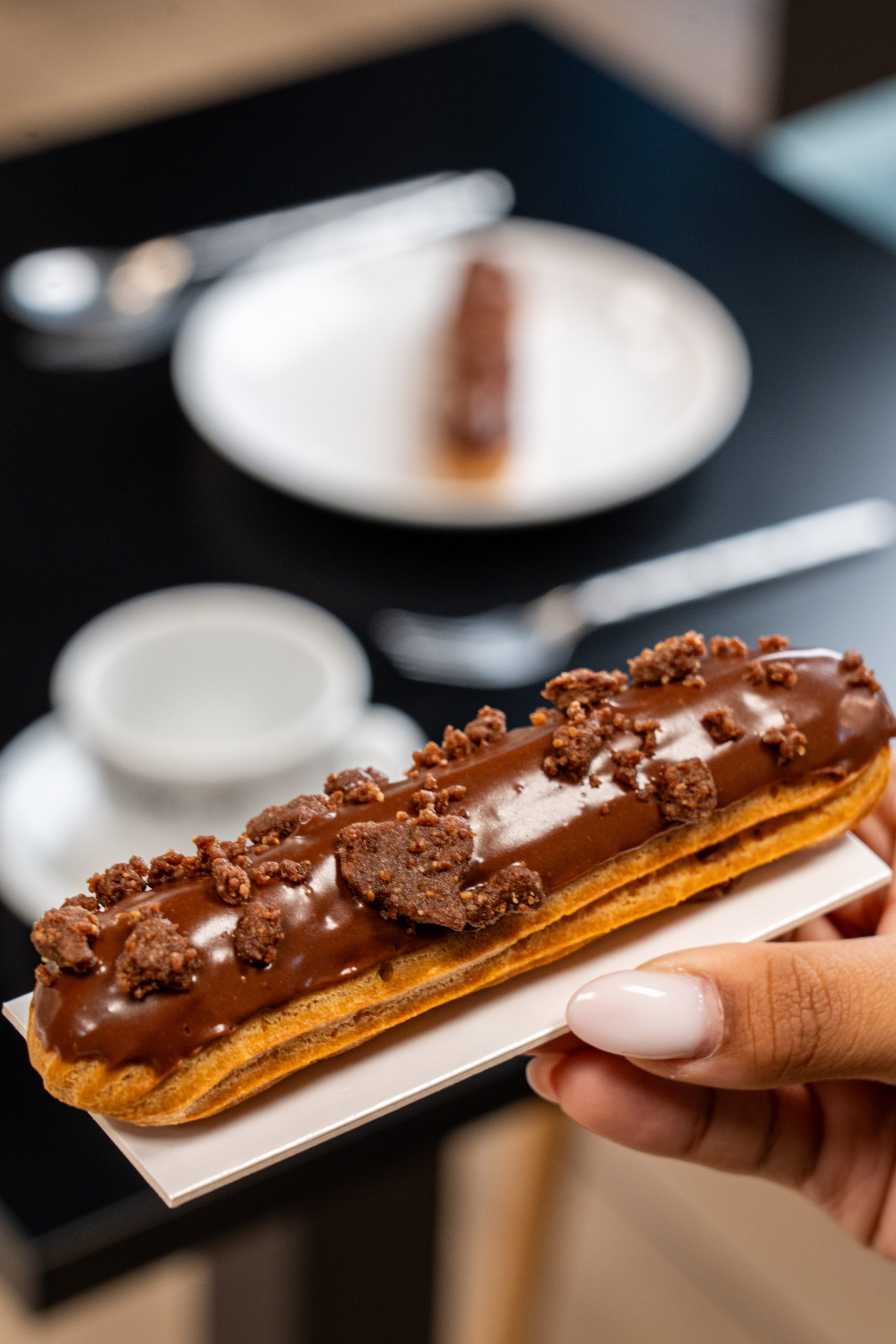 Éclair au chocolat avec crémeux, croustillant et fondant chocolat