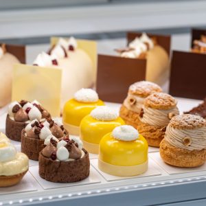 Assortiment de pâtisseries individuelles : choux praliné, Coco Exotique, Forêt-Noire, éclair au chocolat et tarte au citron