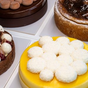 Assortiment de pâtisseries à partager : Chocovanille, Flan Vanille, Forêt-Noire et Coco Exotique