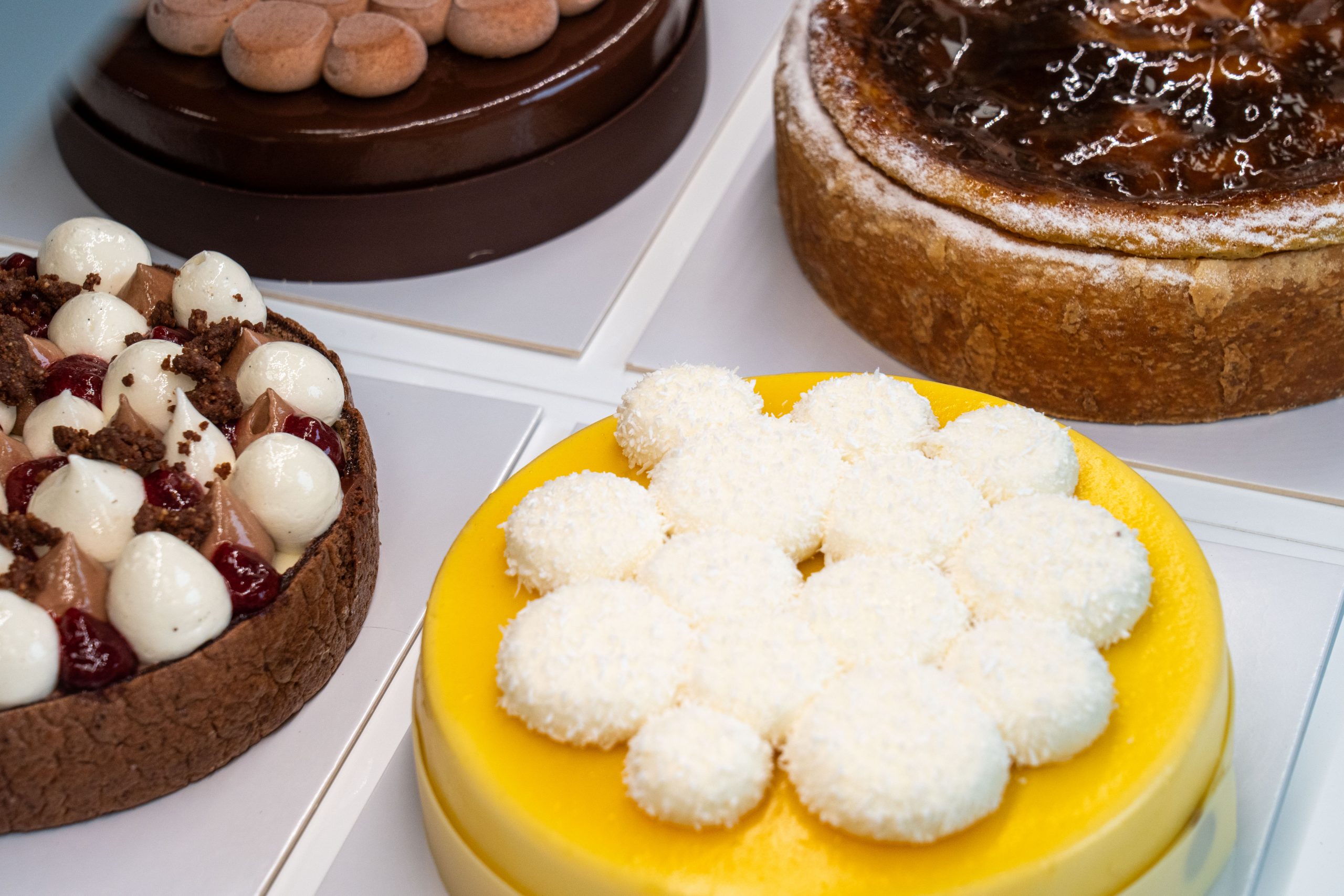 Assortiment de pâtisseries à partager : Chocovanille, Flan Vanille, Forêt-Noire et Coco Exotique
