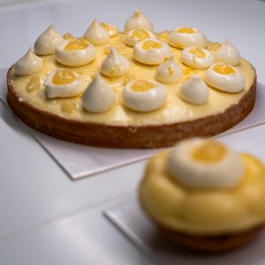 Tarte au citron meringuée individuelle et à partager avec biscuit amande, confit citron, crémeux citron et meringue italienne