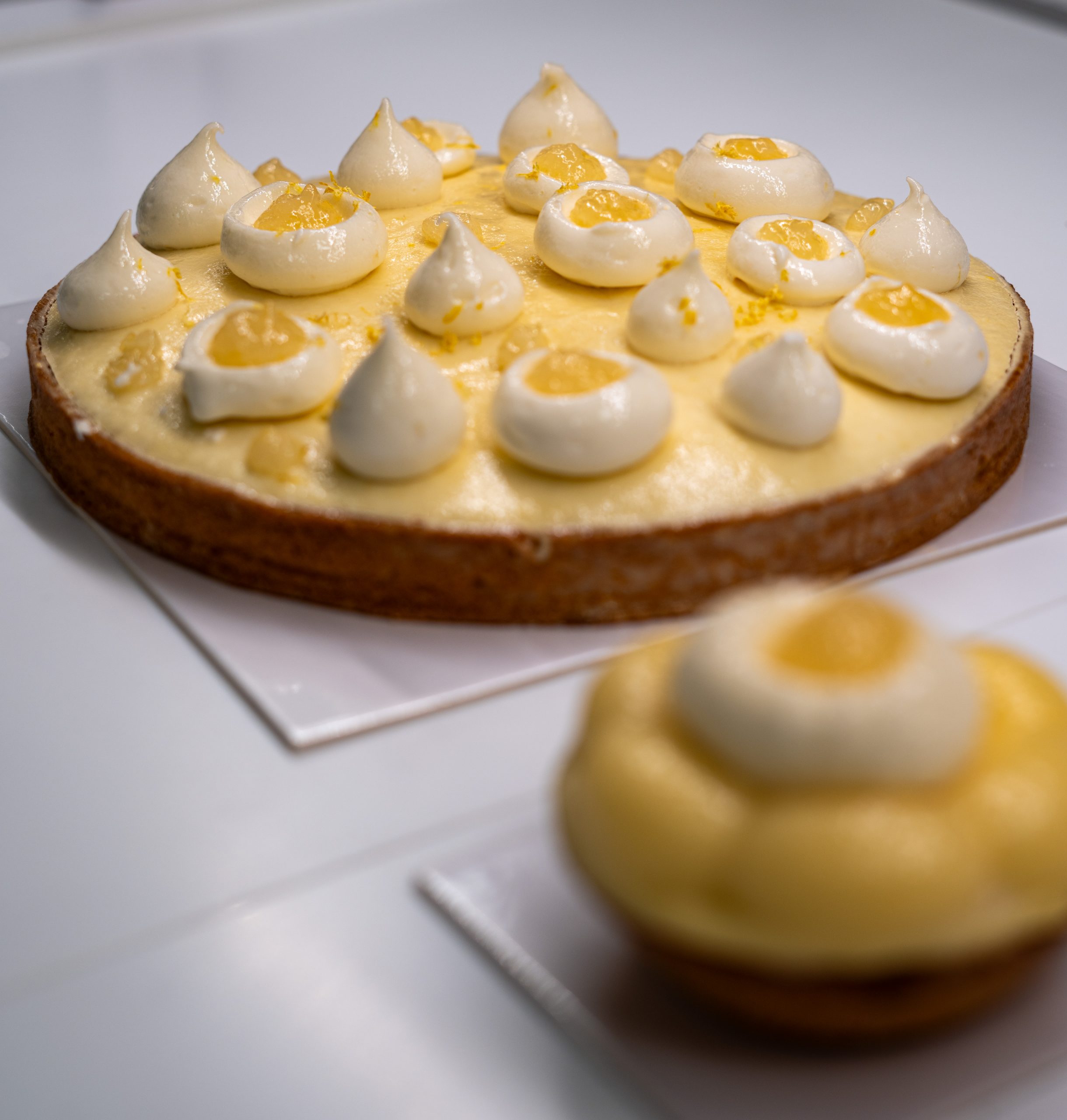 Tarte au citron meringuée individuelle et à partager avec biscuit amande, confit citron, crémeux citron et meringue italienne