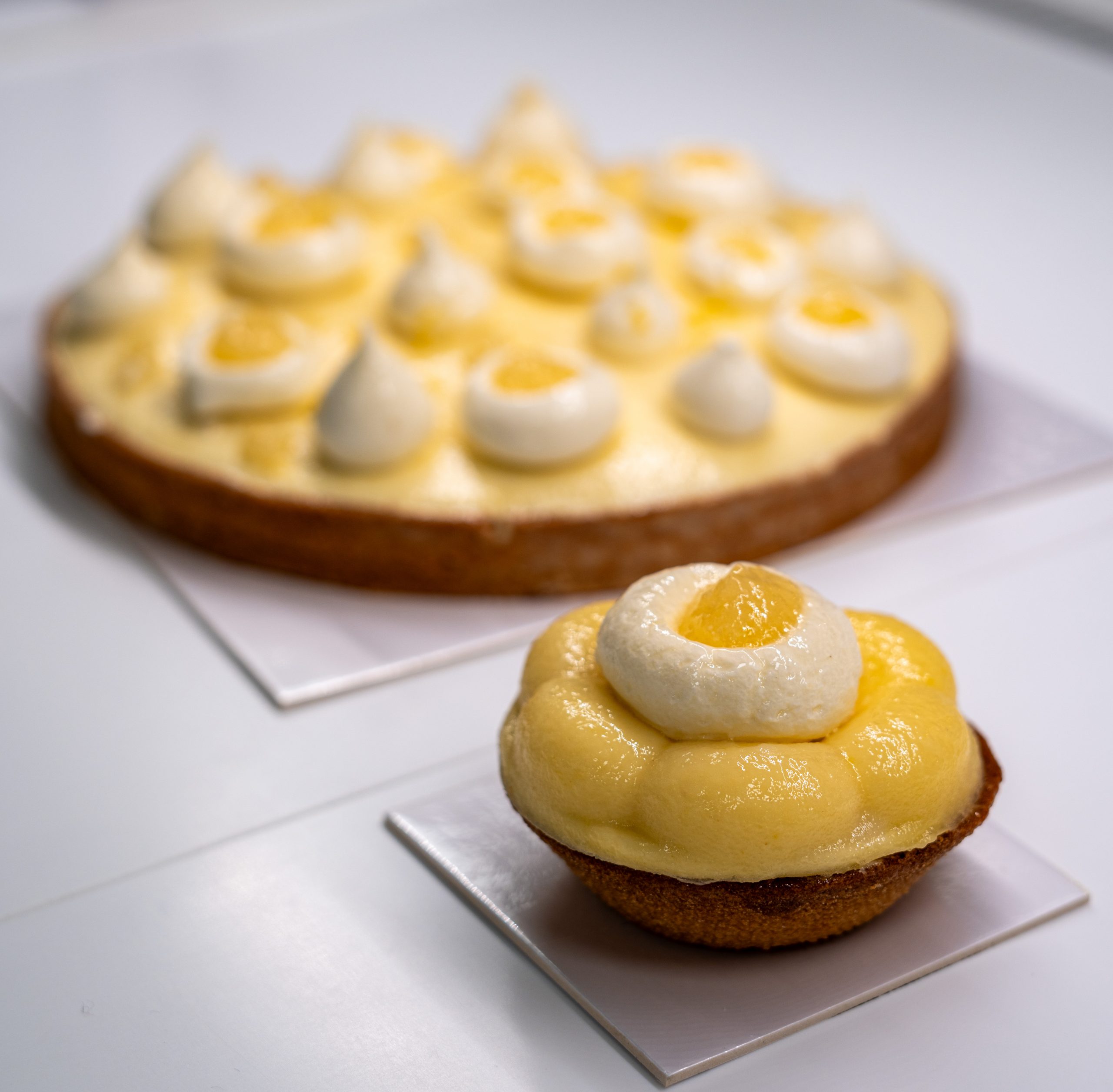 Tarte au citron meringuée individuelle et à partager avec biscuit amande, confit citron, crémeux citron et meringue italienne
