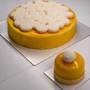Coco Exotique individuel et à partager avec croustillant coco, biscuit coco, crémeux exotique, ganache coco et brunoise d’ananas