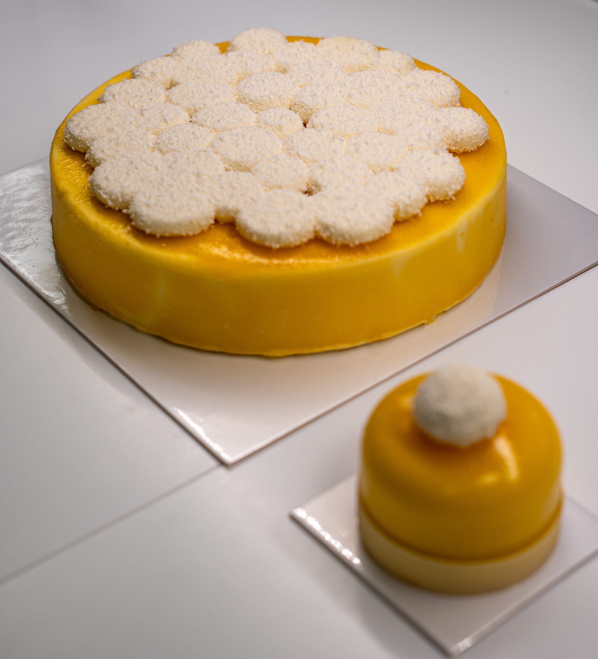 Coco Exotique individuel et à partager avec croustillant coco, biscuit coco, crémeux exotique, ganache coco et brunoise d’ananas