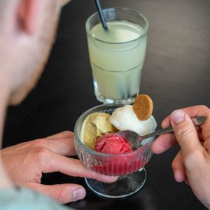 Boules de glaces aux parfums citron, café, fraise, framboise, pistache, coco, chocolat et vanille