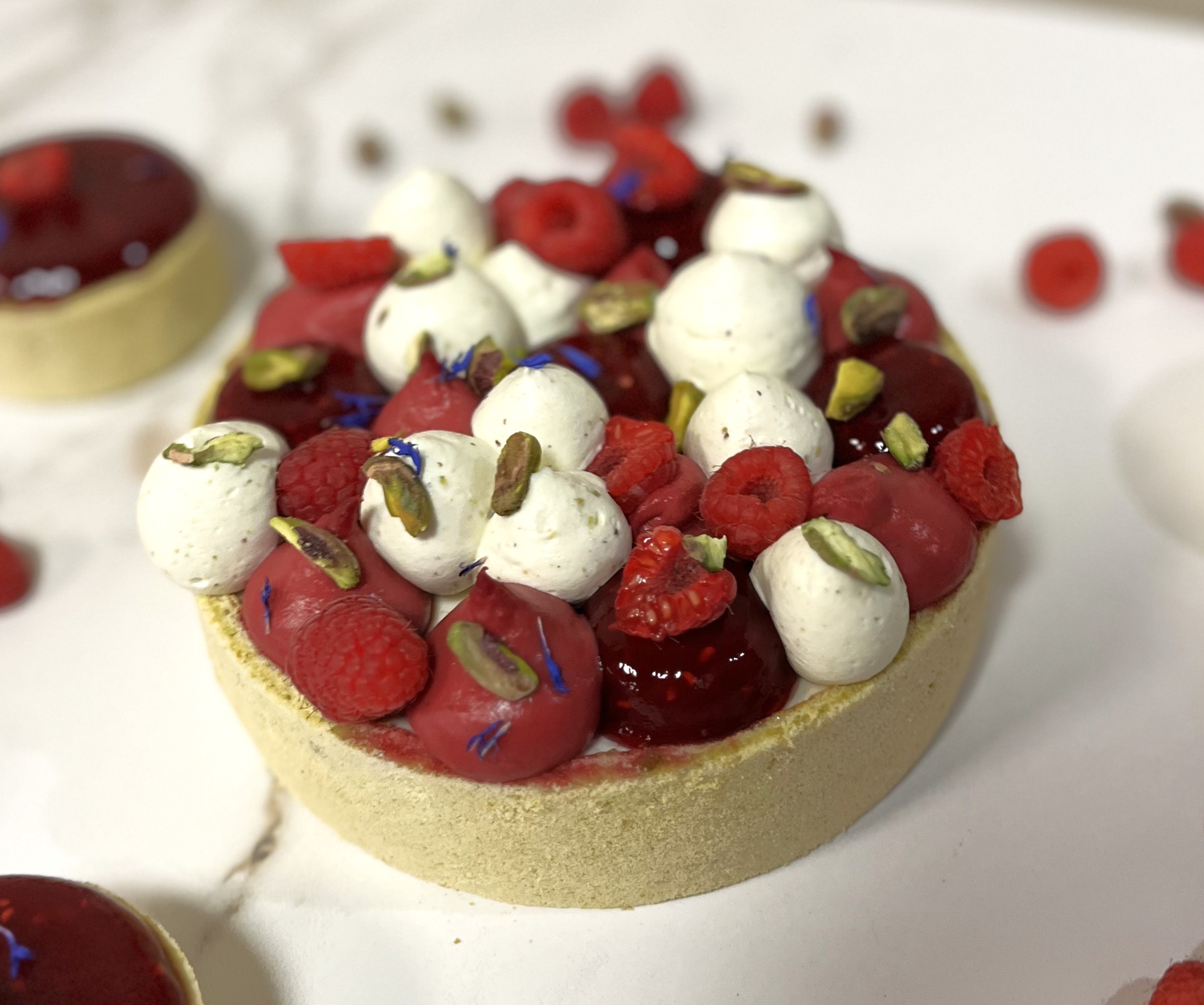 Framboise Pistache à partager avec croustillant pistache, confit et crémeux framboise, mousse pistache
