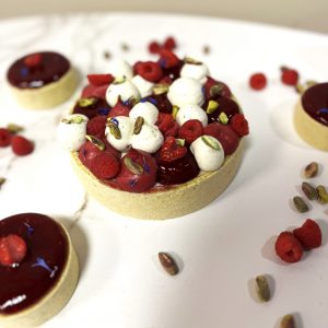 Framboise Pistache individuel et à partager avec croustillant pistache, confit et crémeux framboise, mousse pistache