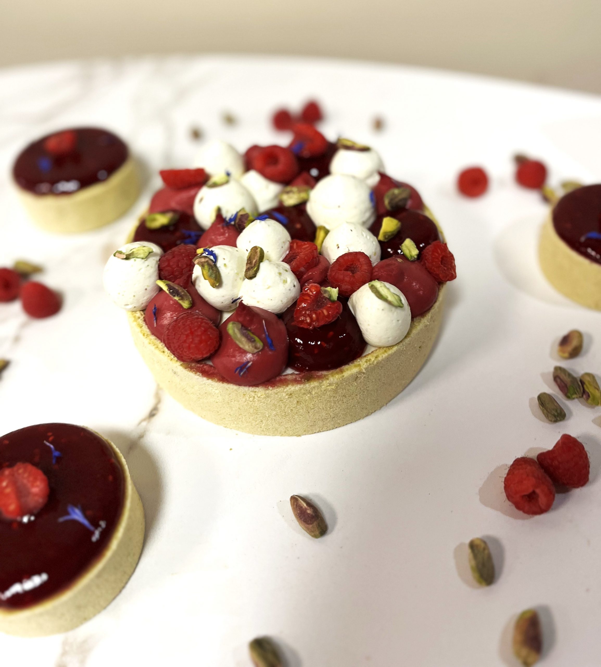 Framboise Pistache individuel et à partager avec croustillant pistache, confit et crémeux framboise, mousse pistache
