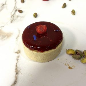 Dessert individuel Framboise Pistache avec croustillant pistache, confit et crémeux framboise, mousse pistache