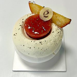 Pavlova individuelle avec meringue croustillante, crème et fruits frais