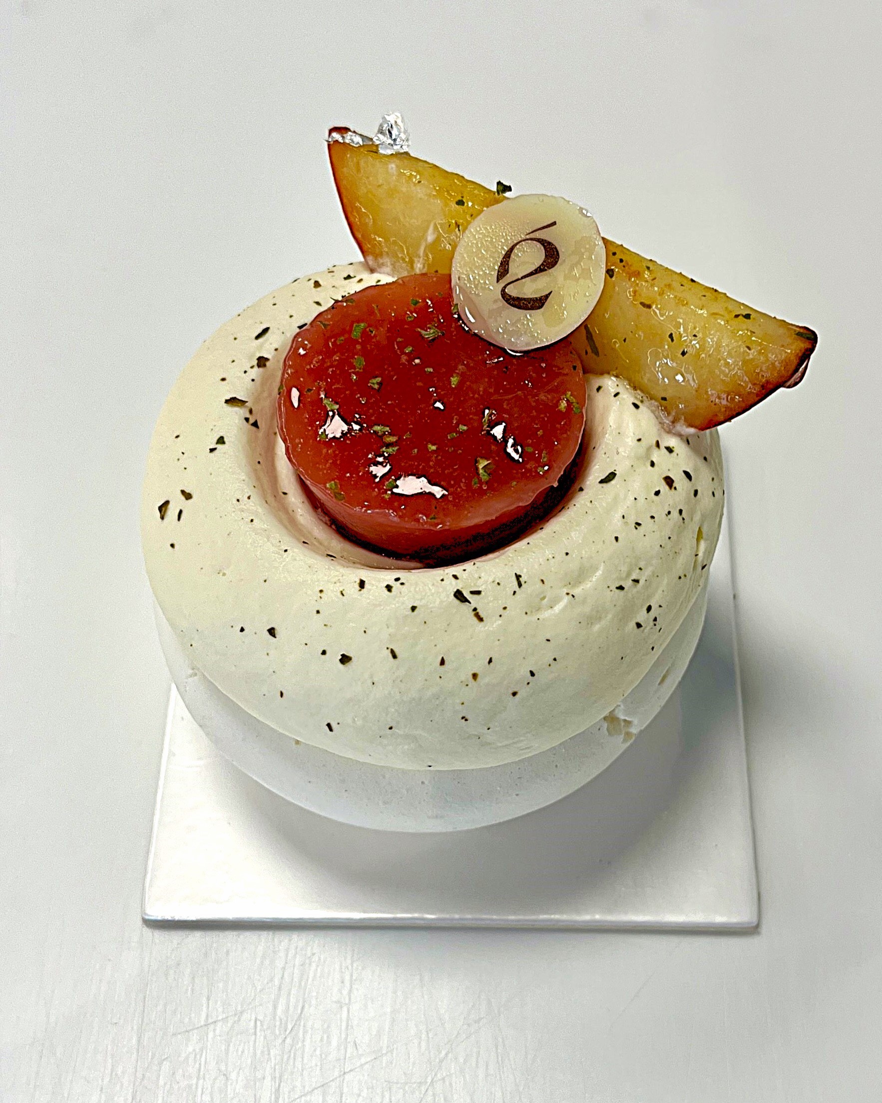 Pavlova individuelle avec meringue croustillante, crème et fruits frais