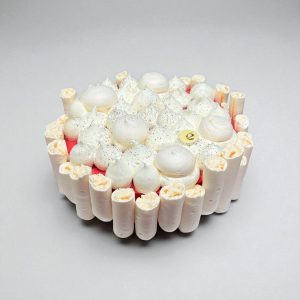Vacherin glacé avec meringue, sorbet framboise et crème glacée vanille