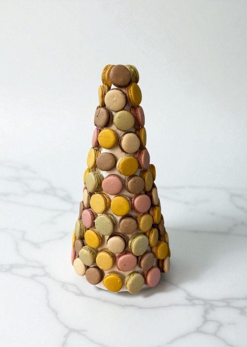 Pièce montée composée de macarons colorés et garnis