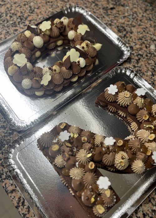 Number cake d’anniversaire au chocolat en forme de chiffre