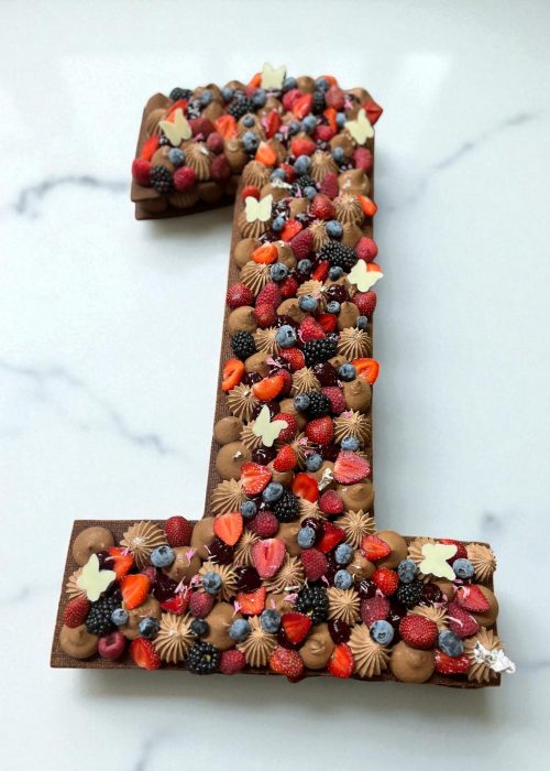 Number Cake au chocolat décoré avec des fruits frais