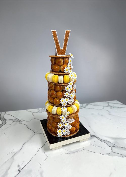 Pièce montée de choux et macarons